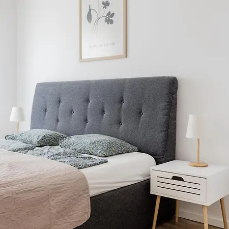 Bright 2br With Terrace Lägenhet