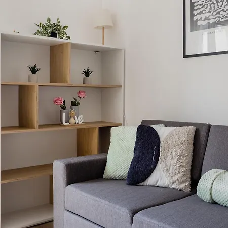 Bright 2br With Terrace Lägenhet