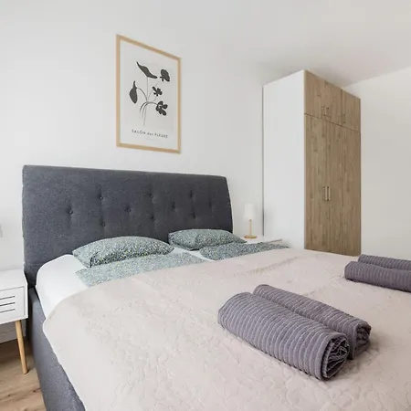 Bright 2br With Terrace