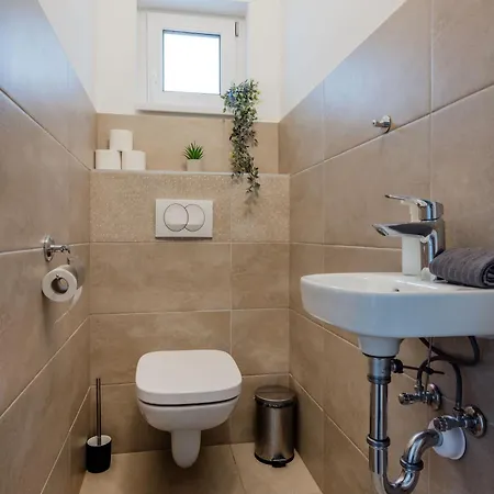 Lägenhet Bright 2br With Terrace Budapest